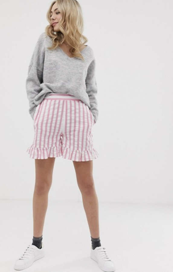 ¿Quieres ponerle un toque romántico a tu estilismo? Añade un short blanco y rosa, no necesitas nada más. Cuesta 25,99 euros en  Asos .