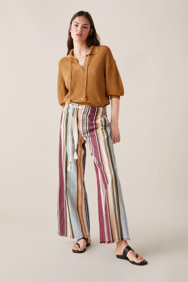 Siempre hay que echar una alternativa más abrigada a la maleta cuando nos vamos de viaje. Y este pantalón de rayas es perfecto para pasear por la playa de noche. Cuesta 49,95 en  Zara .