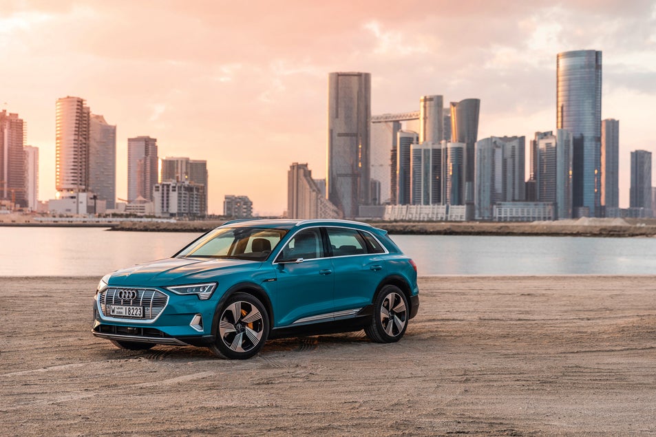 El primer eléctrico 100% de Audi es un SUV de gran tamaño, que mantiene el estilo de sus modelos convencionales y presenta innovaciones como los retrovisores exteriores digitales. Sus baterías le permiten una autonomía de unos 400 kilómetros.