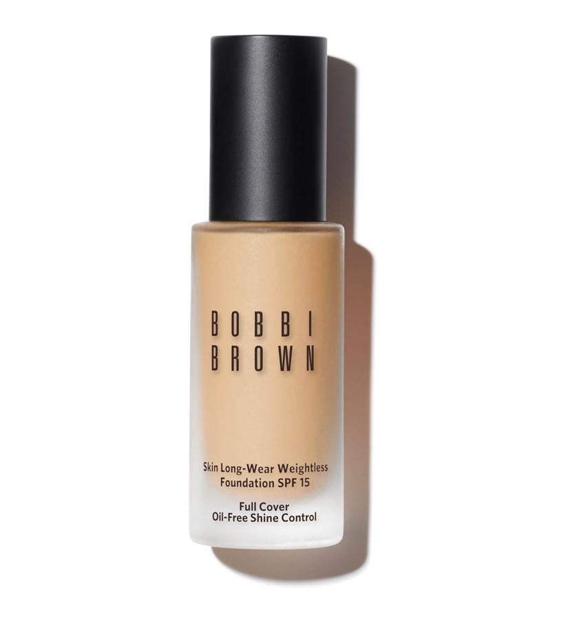 Base de cobertura completa que ofrece un acabado mate natural en pieles normales a grasas. Entre sus ingredientes, la caña de azúcar y los polvos minerales naturales ayudan a controlar el exceso de grasa y brillo. La glicerina absorbe la humedad y proporciona una hidratación refrescante. Dura 16 horas y es resistente al agua y al sudor y a la humedad. Tiene 38 tonos. (43 €).