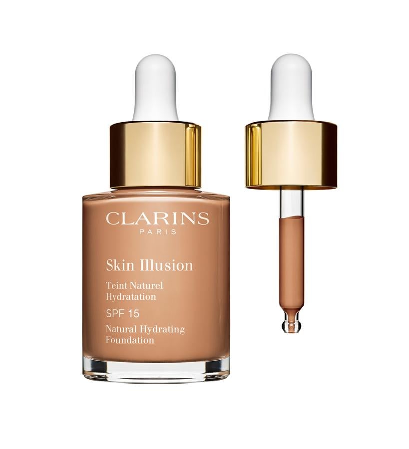 Lista para usar, no necesita agitarse para fundirse con todas las tonalidades de piel. Una pipeta libera la dosis exacta de la fórmula. Contiene SPF 15 y nácares que captan, difunden e intensifican la luz para reavivar la luminosidad mientras los polvos soft focus la difunden en todas direcciones creando un halo que disimula las imperfecciones. Packaging ecoresponsable, inspirado en los míticos aceites de rostro, fabricado con vidrio reciclado y 100 % reciclable. En 22 tonos. (40 €).