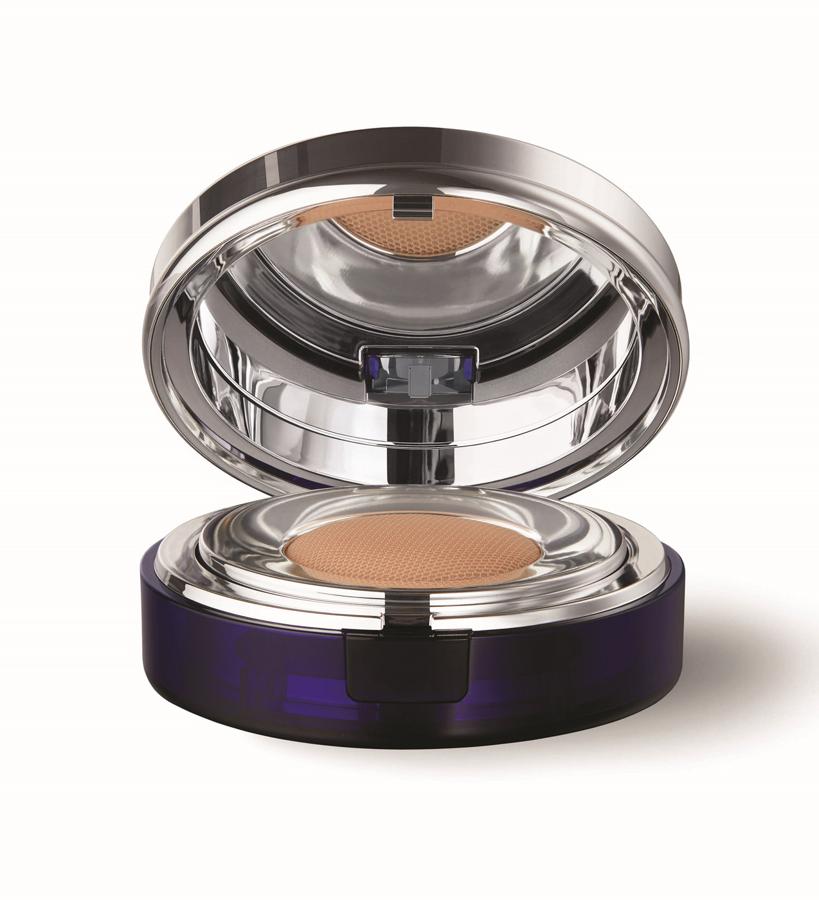 Emulsión fluida encapsulada en un innovador sistema de aplicación. Su alta protección solar SPF 25 / PA +++ le convierte en el mejor aliado que combina el maquillaje con la protección. Esta base deja una apariencia natural con su cobertura ligera a media. Lo encontrarás en 8 colores. (173 €; con un recambio).