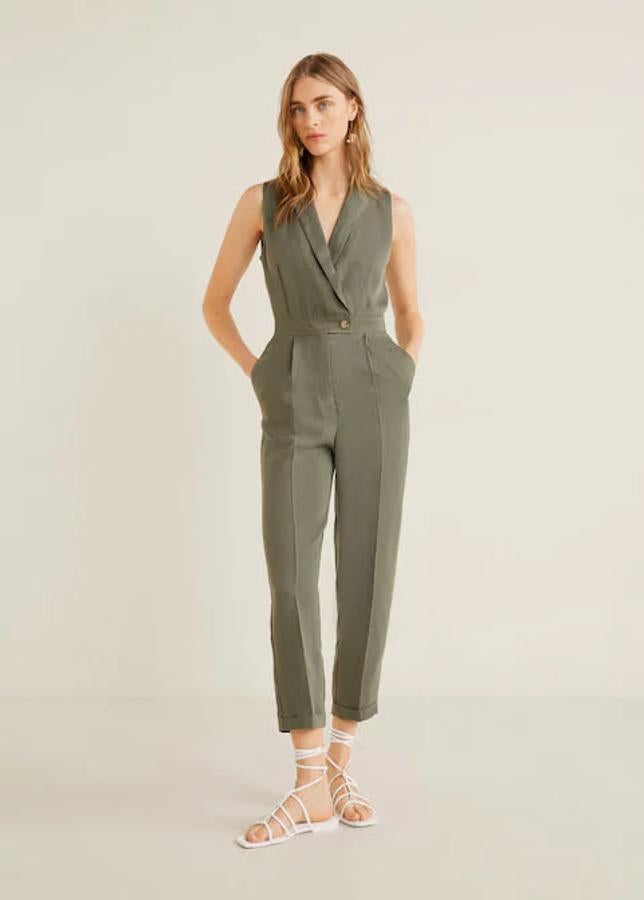 Mono largo de lino en color khaki y con escote en pico, 49,99 euros.