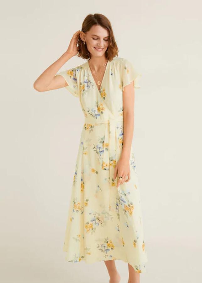 Vestido cruzado con estampado de flores en color amarillo, 49,99 euros.