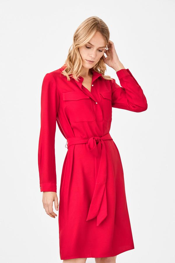 Y en Cortefiel, que tiene los vestidos con descuentos de hasta el -50%, hemos visto este vestido camisero rojo con bolsillos por 29.99 euros.