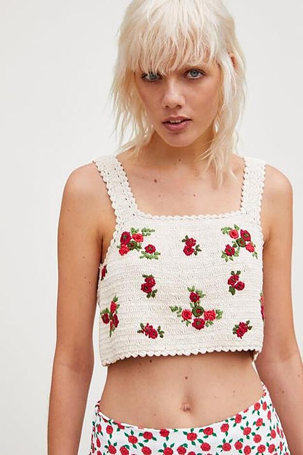 Top de crochet con rosas bordadas de Zara.