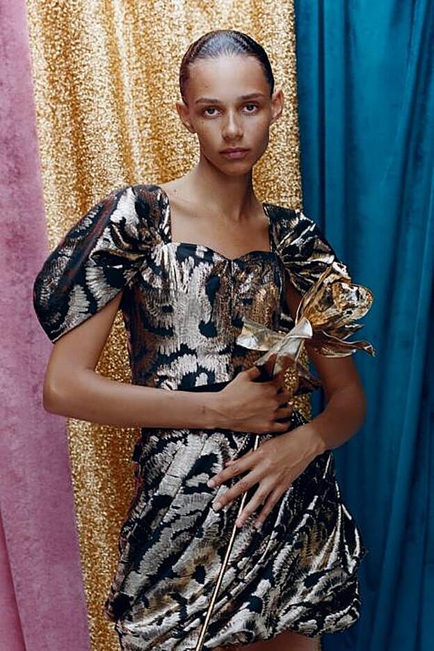 Este top con hilo metalizado y mangas abullonadas de Zara ya promete convertirse en la nueva prenda viral.