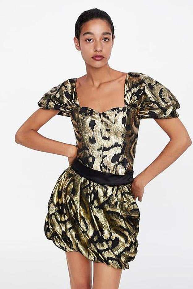 Este top cuenta también con otra de las tendencias más favorecedoras de la temporada: el escote en forma de corazón.