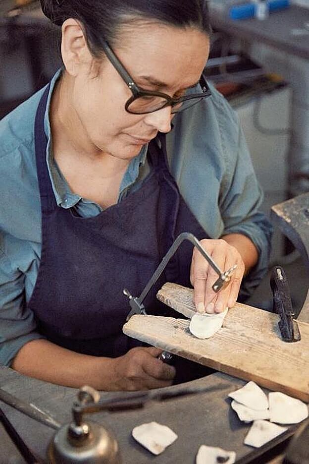 La diseñadora de joyas Mia Larsson.