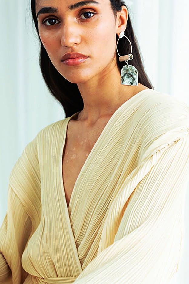 Prendas de la colección de & Other Stories realizadas con plásticos reciclados, algodón y lino ecológicos y tintes sostenibles.