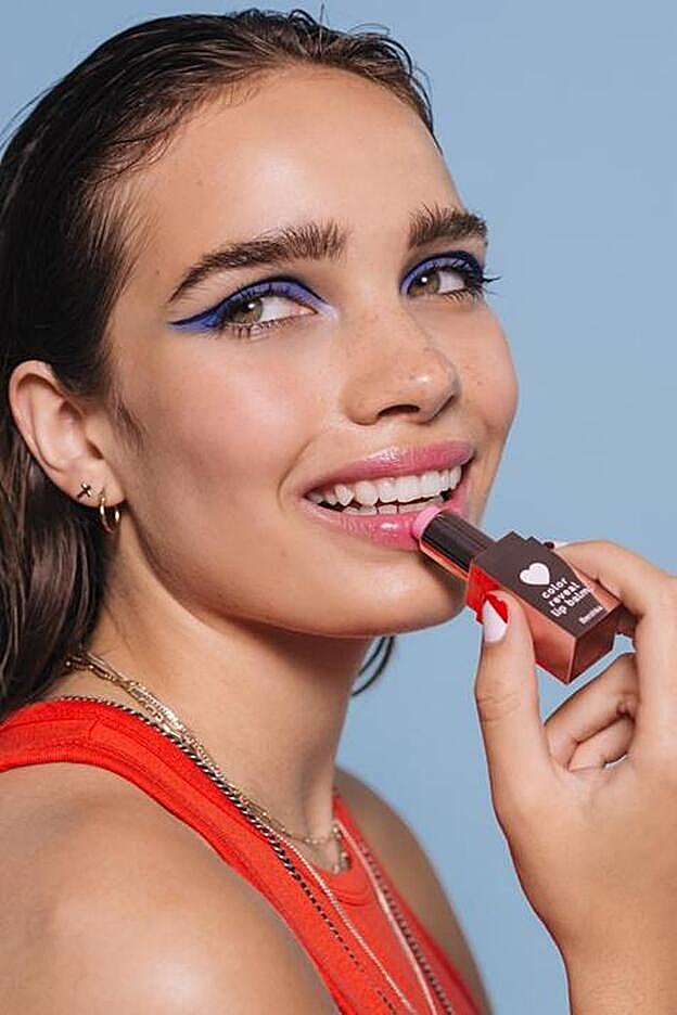 Hana Cross es la modelo encargada de ser imagen de esta nueva colección de maquillaje de Bershka.
