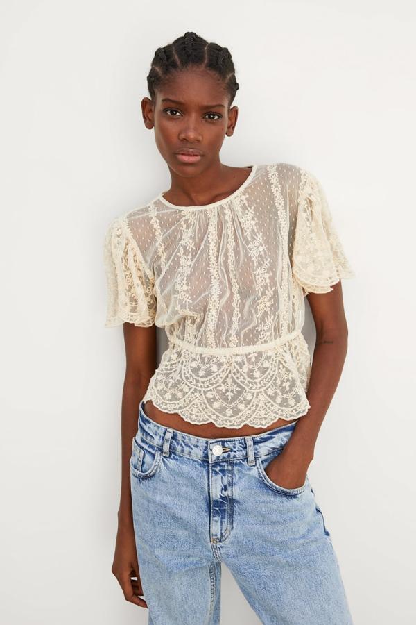 Cuerpo corto de cuello redondo y manga corta de tul, con bordados combinados a tono. Lleva un elástico enla cintura y cierra en la espalda con un botón (25,95 euros).