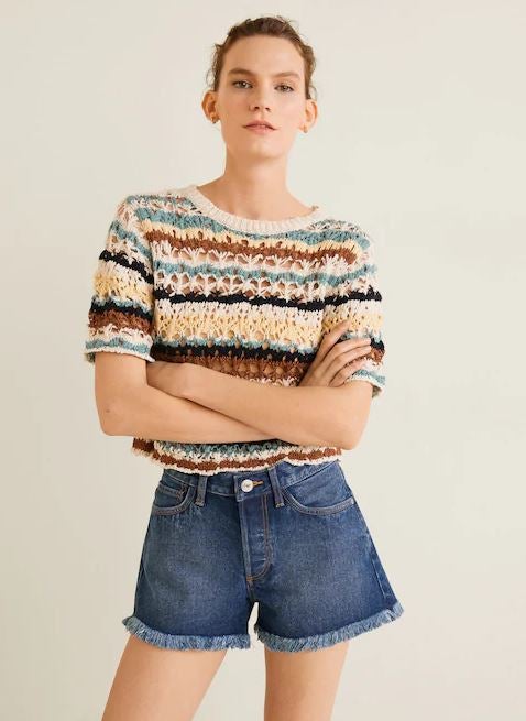 Short denim oscuro de Mango con el bajo deshilachado. (22,95 euros).