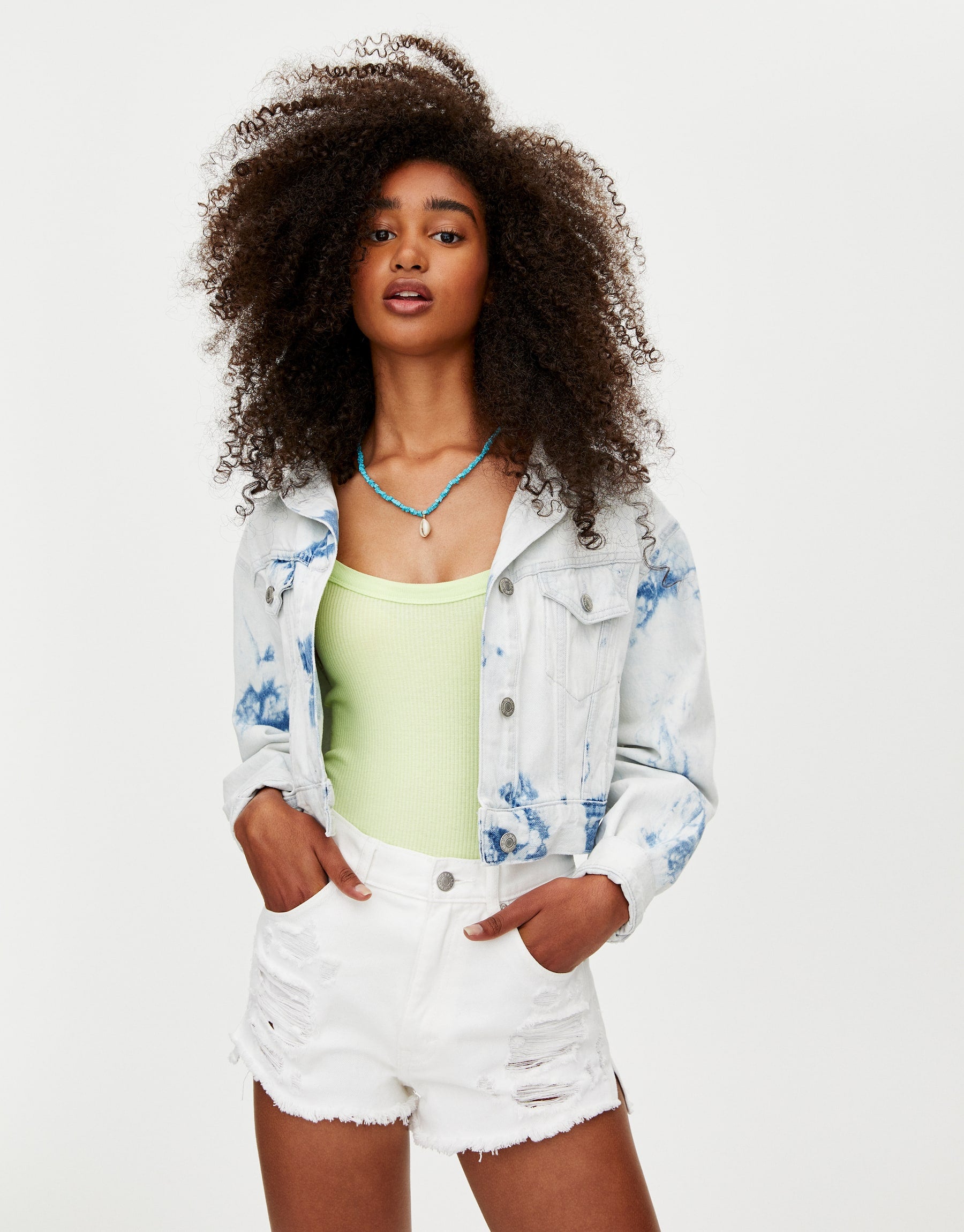 El tono blanco no podía en unos short denim. Ficha estos de Pull&Bear para conseguir un lookazo de verano. (19,99 euros)