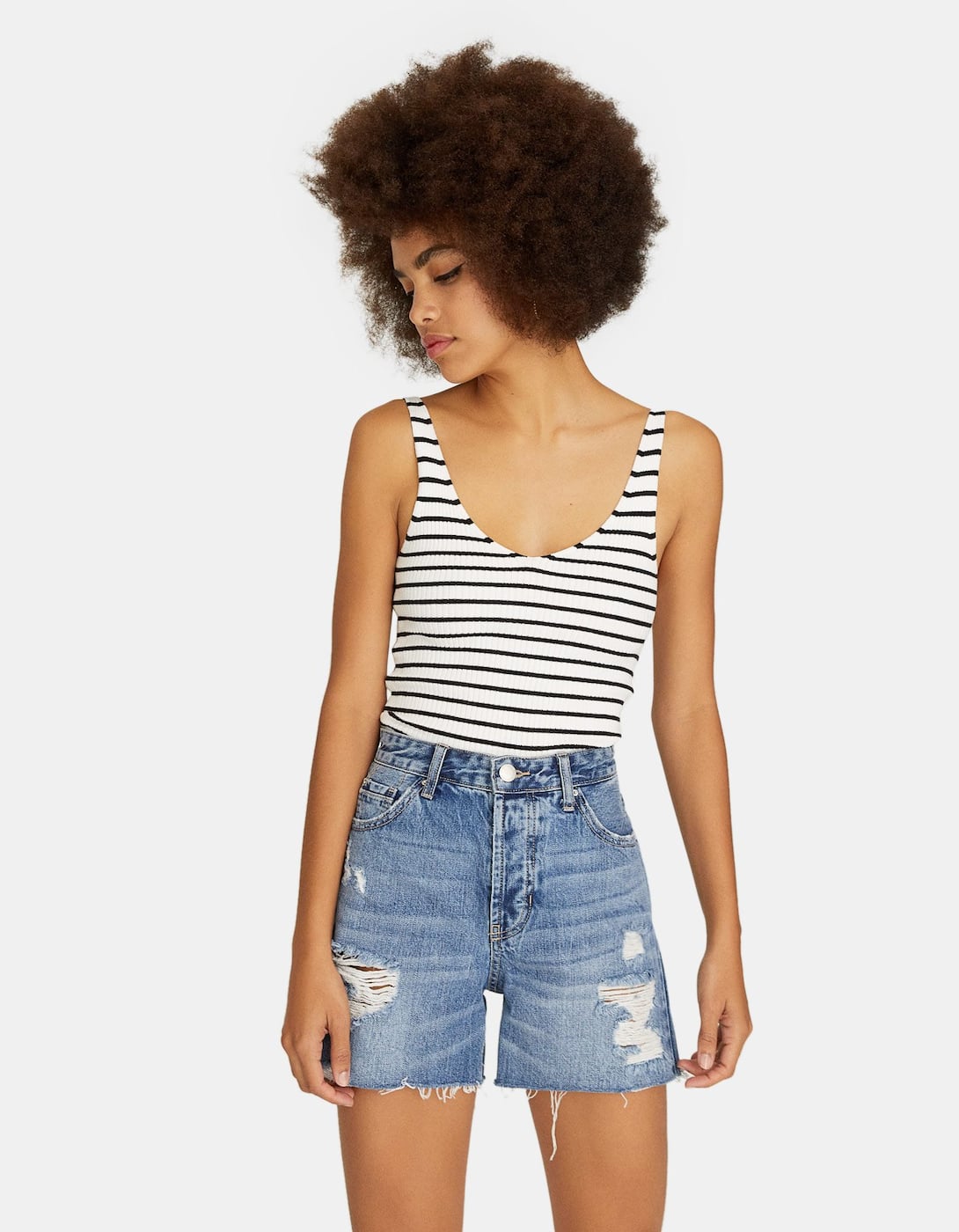 Short con rotos efecto lavado estilo bermudas de Stradivarius. (19,99 euros).