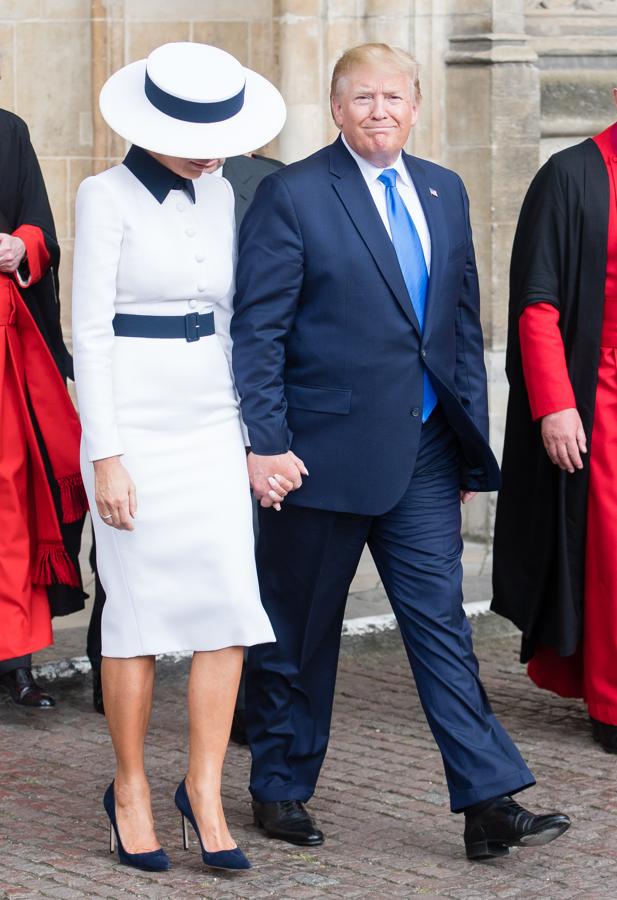 Melania Trump, impecable con un vestido blanco de Dolce&Gabbana no nos sorprende. Melania Trump de la mano (aunque cabizbaja) de su marido, sí que llama más la atención.