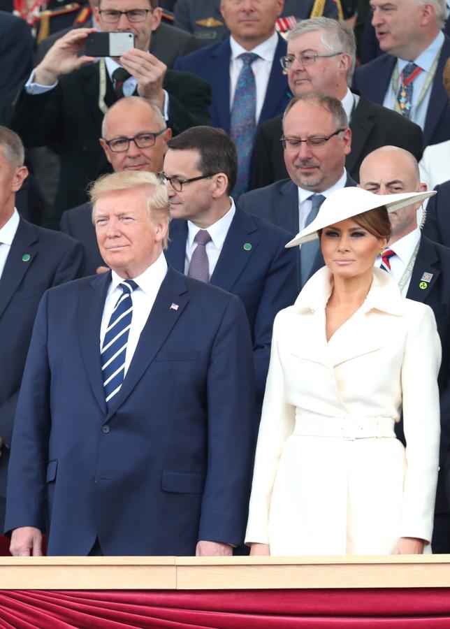 Los Trump han presidido junto a otros líderes mundiales los actos conmemorativos del 75º aniversario del Desembarco de Normandía, y allí hemos visto uno de los mejores looks de Melania., que vuelve a apostar por el blanco con un abrigo-vestido entallado de The Row que ha combinado con sombrero de Philip Treacy y salones de Dior.