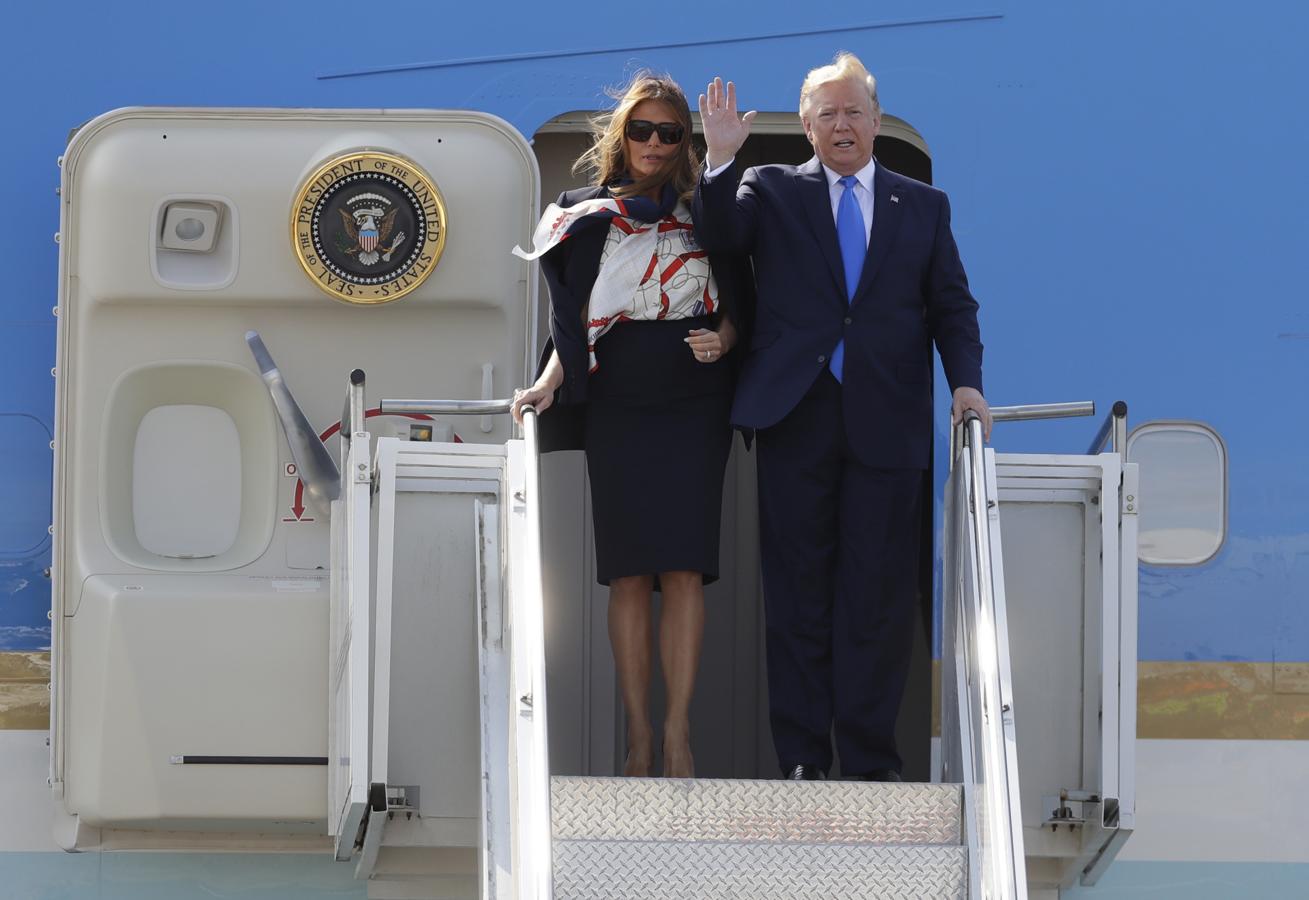 Para su llegada a Londres, Melania Trump descendió las escaleras del Air Force One con un look inspirado en los colores de las banderas de EE.UU. y Reino Unido (blanco, azul y rojo) firmado por Gucci: un impecable traje de chaqueta en color marino, con blusa con lazo y estampado pañuelo.