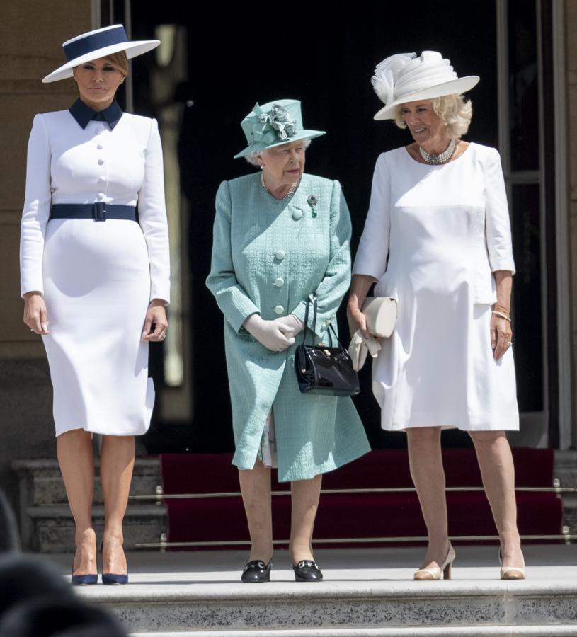 Para su primer encuentro con la Reina Isabel y con los miembros de la Familia Real británica Melania Trump eligió uno de los mejores looks que le recordamos en mucho tiempo: un elegantísimo vestido blanco con cinturón y cuello camisero en azul marino firmado por Dolce&Gabbana, que combinó con un sombrero fedora creado en exclusiva para la ocasión por Hervé Pierre, y que a muchos les recuerda a Audrey Hepburn en 'My Fair Lady'...