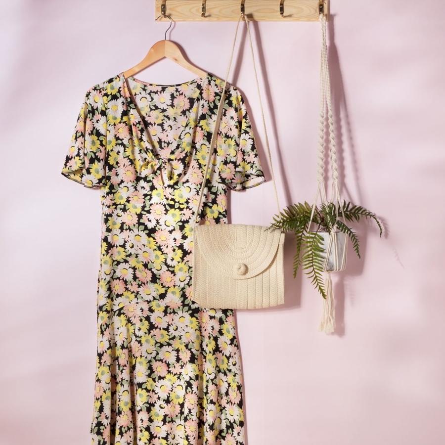 Otro vestido de flores ideal de Primark (20 euros) que te combinará con tus looks más femeninos y románticos del verano.