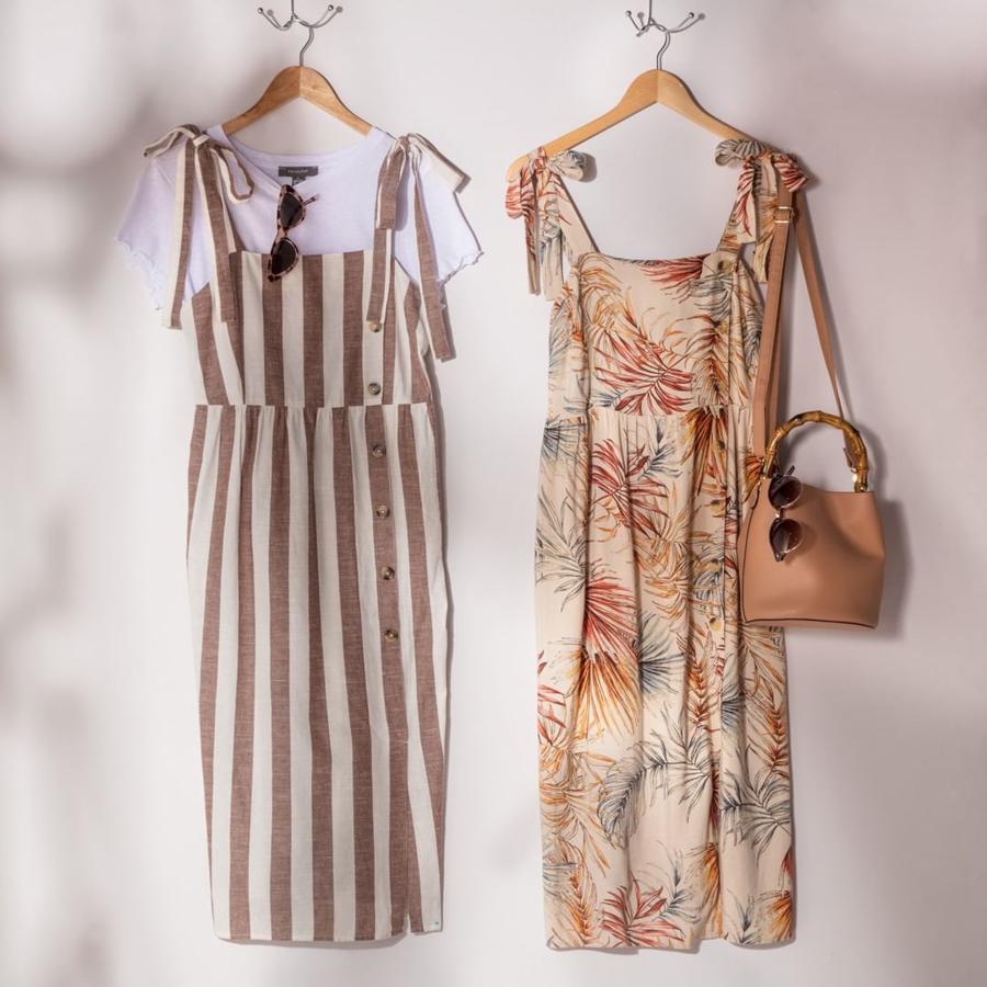¿Estampado de rayas o vegetal? Estos vestidos de lino en tonos naturales de Primark (20 euros cada uno) son súper favorecedores porque, además, potenciarán tu bronceado y conseguirán que parezcas más morena.