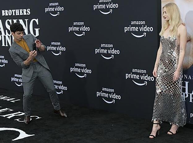 Joe Jonas y Sophie Turner en la premiere de 'Chasing Happiness'.