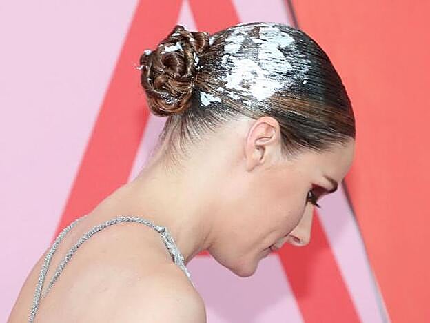 Olivia Palermo acudió a los CFDA Awards con un peinado de moño bajo muy pulido y con acabado metalizado.