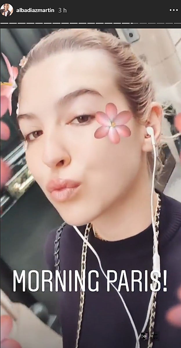 Alba Díaz caminando por las calles de París.