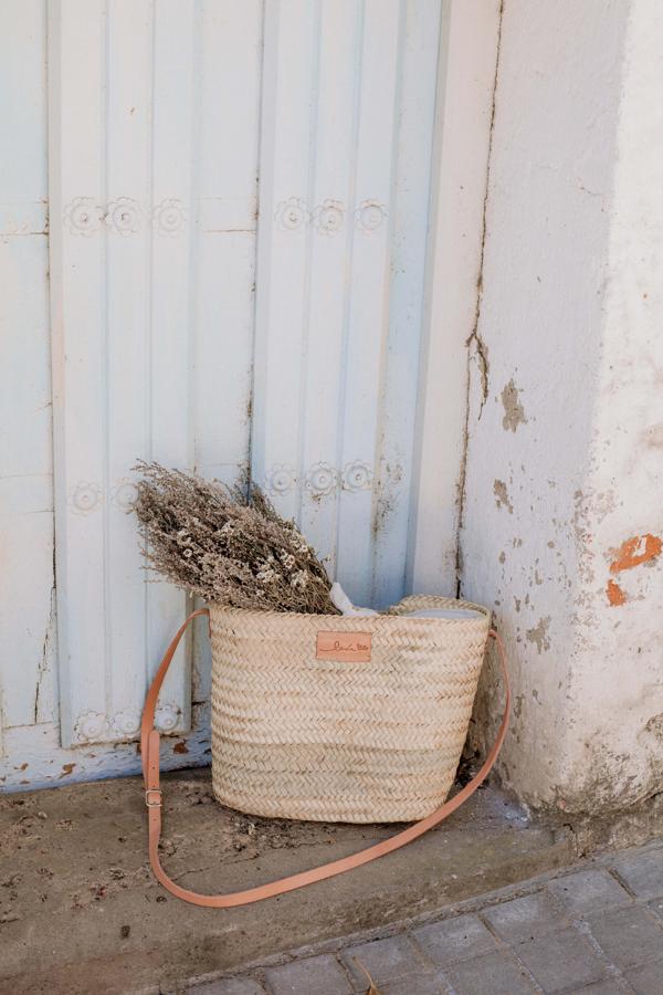 Los capazos de paja son un clásico estival del que no nos canseremos nunca. Y este, con asa larga de piel de Lucía Be es nuestro favorito (49.95 euros).