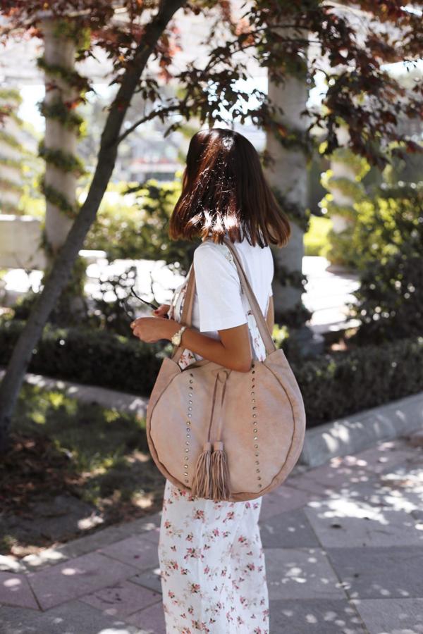 Si buscas un 'it bag' para este verano, este maxi bolso redondo en color nude de Micuir es perfecto porque, además, es 'eco friendly'. Precio: 239 euros.