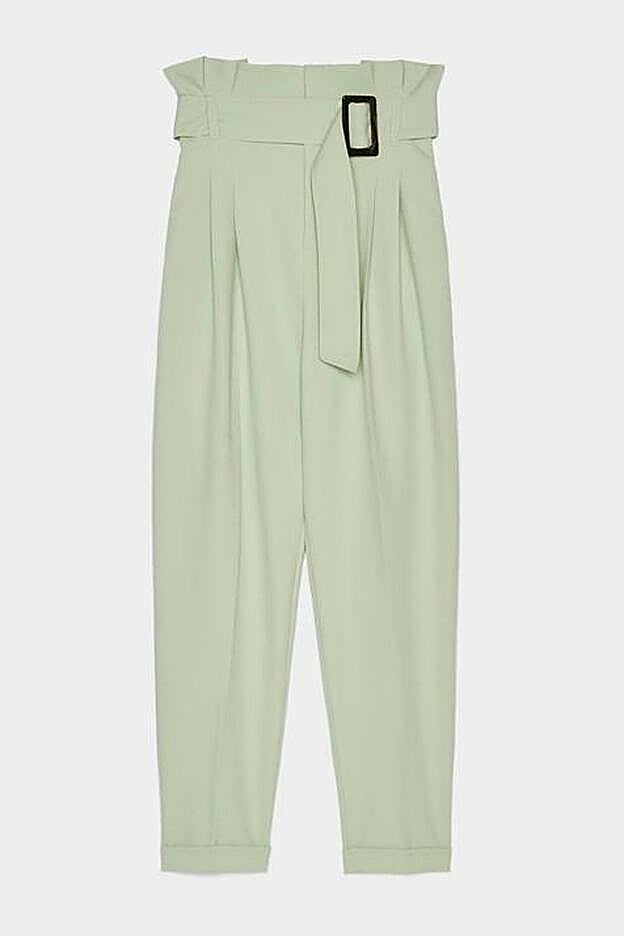Pantalón paper bag en tono verde menta de Bershka. (19,99 euros).
