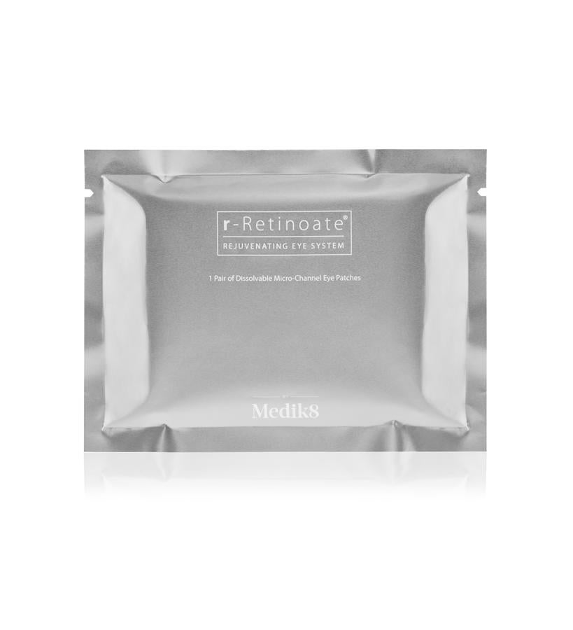 El tratamiento está compuesto por parches de biocelulosa con micro-canales para mejorar el volumen y la firmeza del contorno de los ojos. y un suero intensivo para alisar finas líneas, arrugas y patas de gallo. Estos tres aliados juntos proporcionan beneficios exhaustivos para todos los problemas del contorno de ojos, tanto a largo plazo como en el día a día. (135 €).