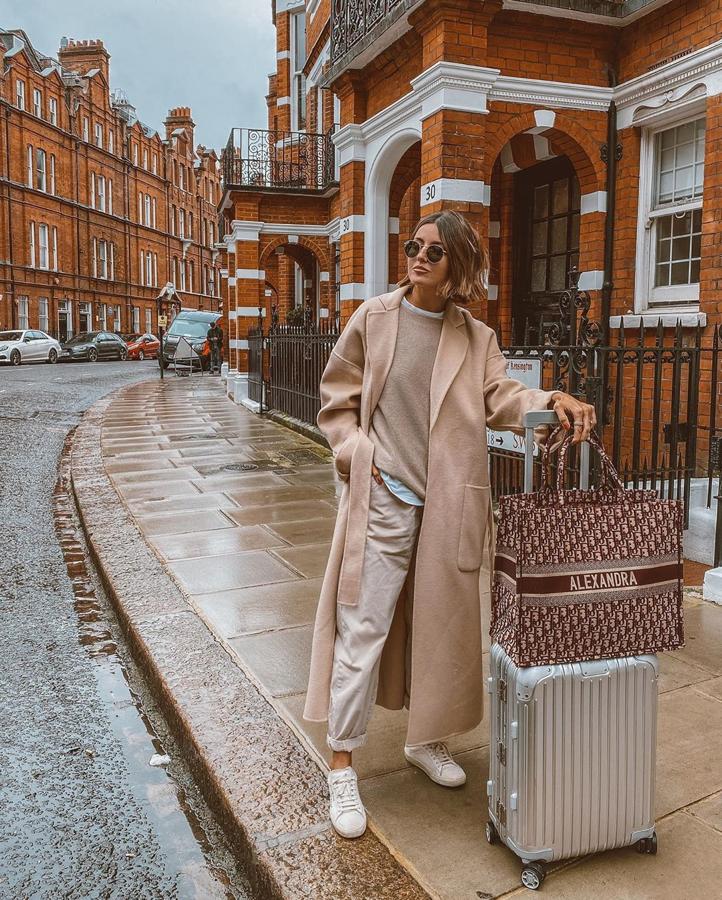 Alexandra Pereira se ha hecho con  el abrigo de Zara que pega con todo  y lo ha combinado consiguiendo este look monocolor con los slouchy jeans.