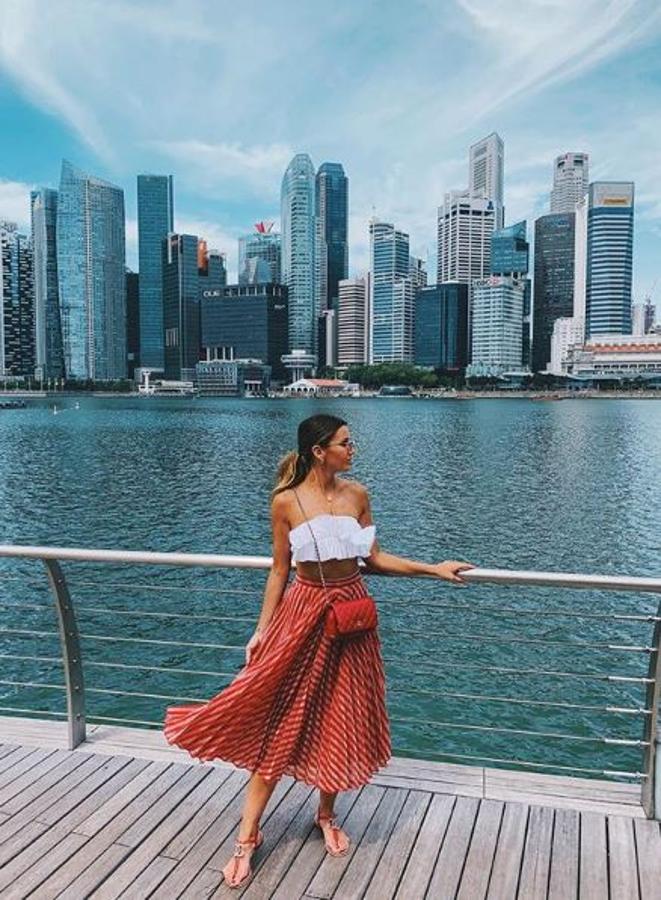 Otro must del verano, una falda plisada. Esta que lleva ella es de rayas rojas y rosas de la firma J.ing.