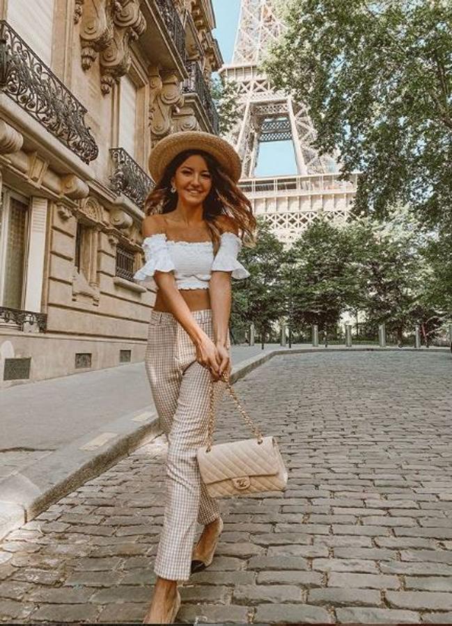 En esta foto - una de sus instantáneas más comentadas en la red - apostó por un look de cuadros vichy con un pantalón de Lovely Pepa Collection que combinaba con un top elástico que dejaba sus hombros al aire. Nos encanta esta combinación.