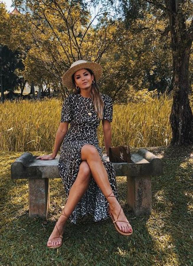 Lovely Pepa tampoco renuncia a una de las tendencias más fuertes del último año: el animal print. Y lo demuestra con este vestido largo de leopardo con abertura, de AFMR.