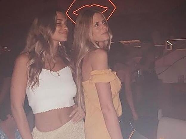 La instagramer durante una fiesta en Ibiza con un top de tirantes y el bandeau.