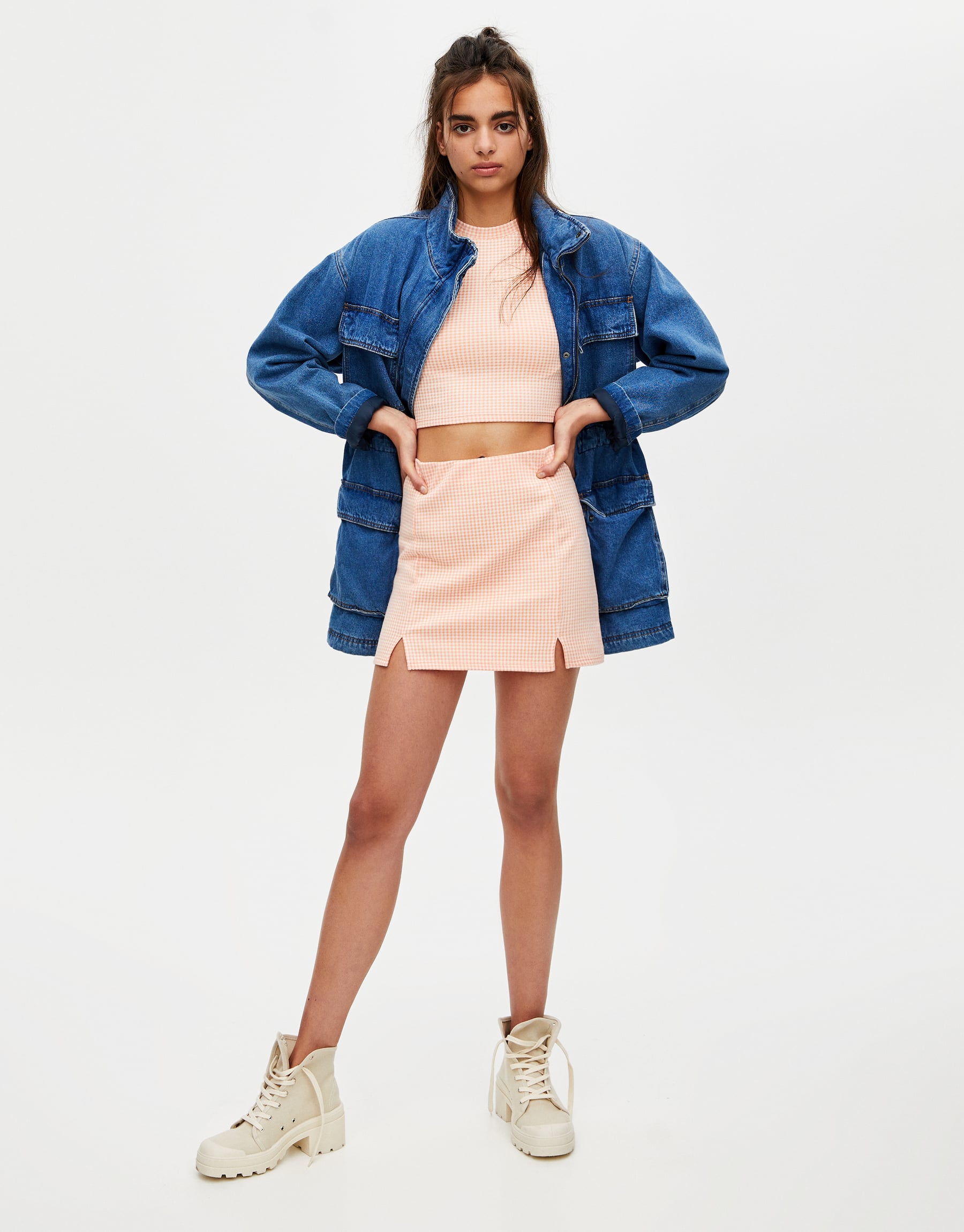 Minifalda y top con estampado de cuadros damero: 12,99 euros la minifalda y 9,99 euros el top. En Pull & Bear.