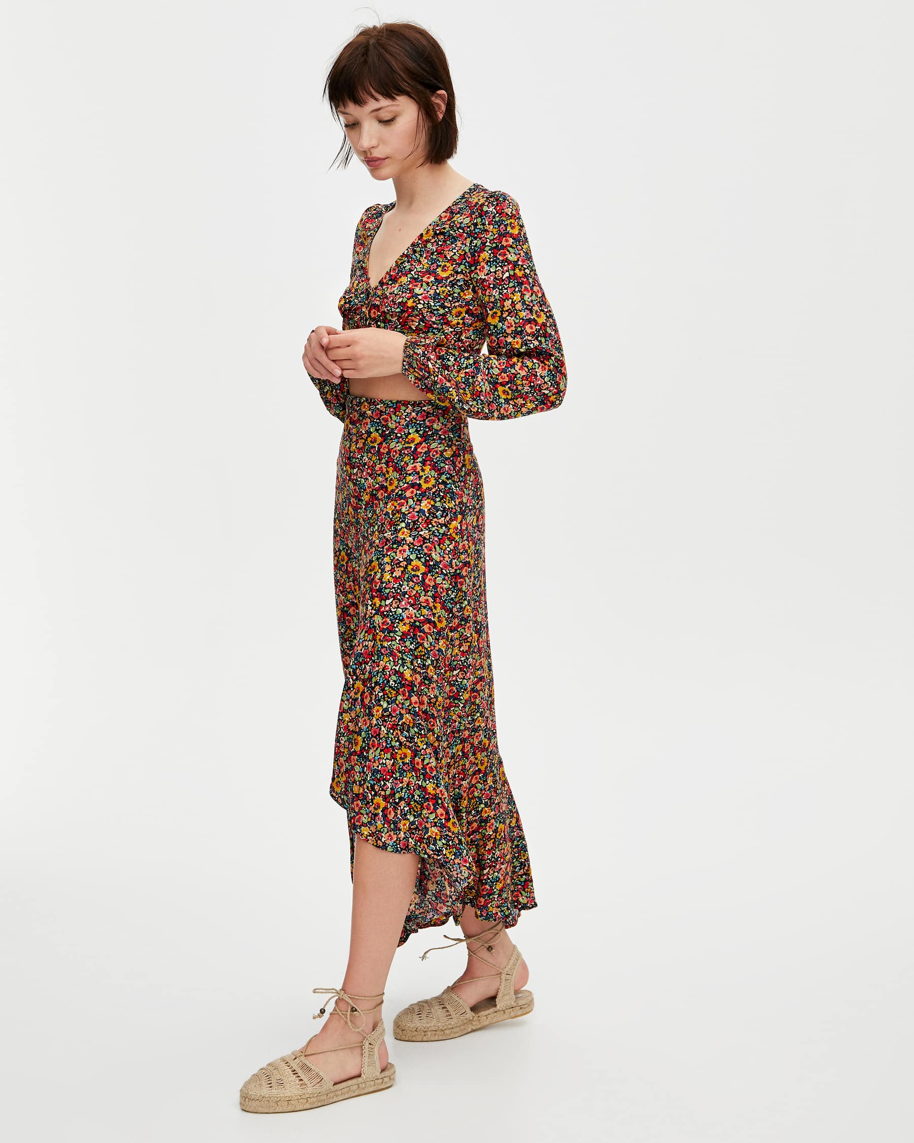 Conjunto de falda midi y asimétrica y top con estampado floral: 22,99 euros la falda y 17,99 euros el top. En Pull & Bear