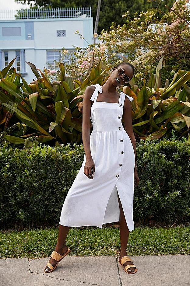 Vestido blanco con botones: 18 euros. Sandalias tejidas en color canela: 8 euros. Todo en Primark.