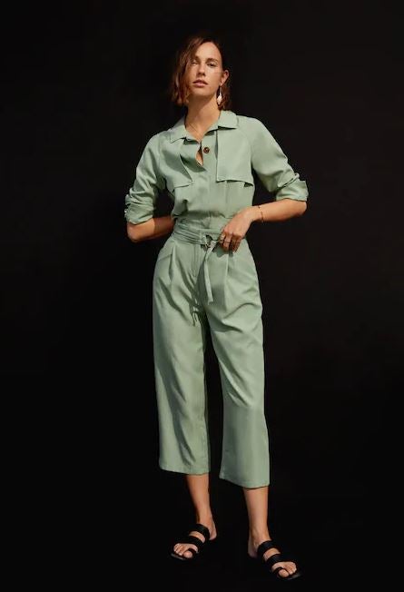 Nos imaginamos perfectamente a la Reina con este dos piezas en verde aguamarina de Mango. Tanto la blusa como el pantalón culotte cuestan 39.99 euros cada uno.