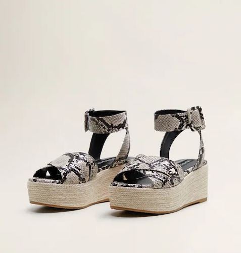 El calzado de moda tampoco se libra del animal print. Cuñas con estampado de serpeinte, de Mango. (29,99 euros).