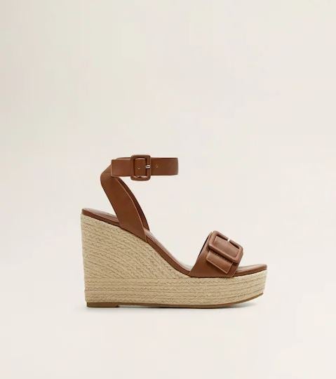 Elegantes y sofisticadas, con esta cuñas marrones con detalle de hebilla vas a triunfar este verano. (39,99 euros).