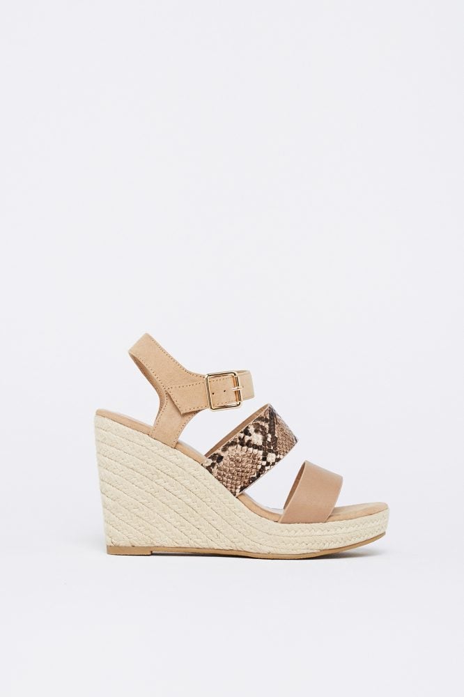 Cuña de esparto beige combinada con animal print. De Sfera. (19,99 euros).