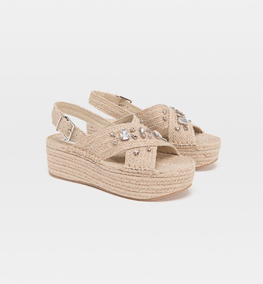 La versión joya de todos los años se reinventa, esta vez en unas cuñas de esparto de lo más bonitas. Encuéntralas en Stradivarius. (35,99 euros).