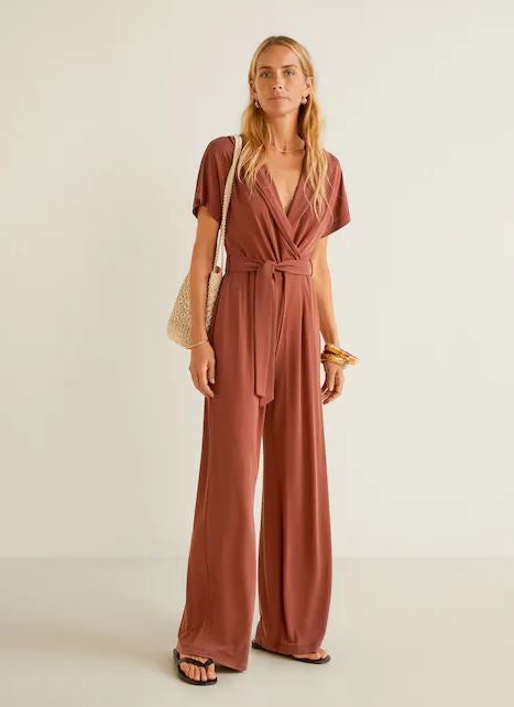 Una de las prendas favoritas de la Reina es  su mono azul noche de Mango . Esta versión en color teja es probable que también le haya conquistado. Precio: 39.99 euros.