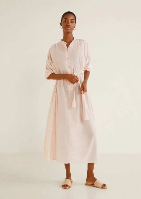 La conciencia responsable con el medio ambiente de la Reina está más que demostrada, por lo que este vestido de algodón orgánico sería una compra ideal. Cuesta 59.99 euros en Mango.