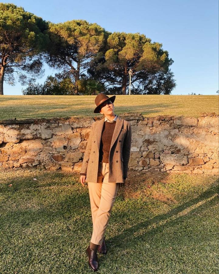 Nos encantan los looks de inspiración masculina. Y este de Alba Díaz con pantalones de Zara es ideal.