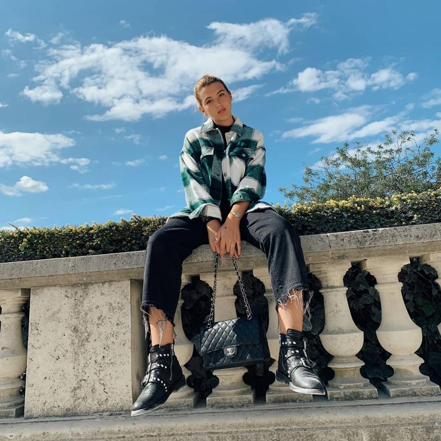 Este es uno de los primeros looks de su nueva etapa en París. Aquí Alba Díaz aparece con la  sobrecamisa de Zara favorita de las influencers .