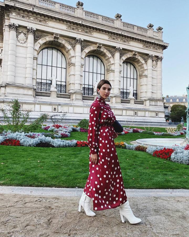 Este vestido de lunares de Imperial Fashion enamoró a sus seguidores y nos ha encantado cómo lo ha combinado con botas blancas.